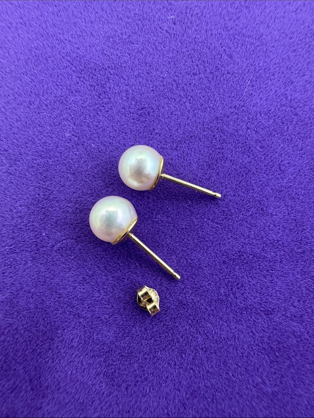 💛 Classic 14k Gold White Pearl Stud Earrings | Timeless Elegance - Picture 3 of 4